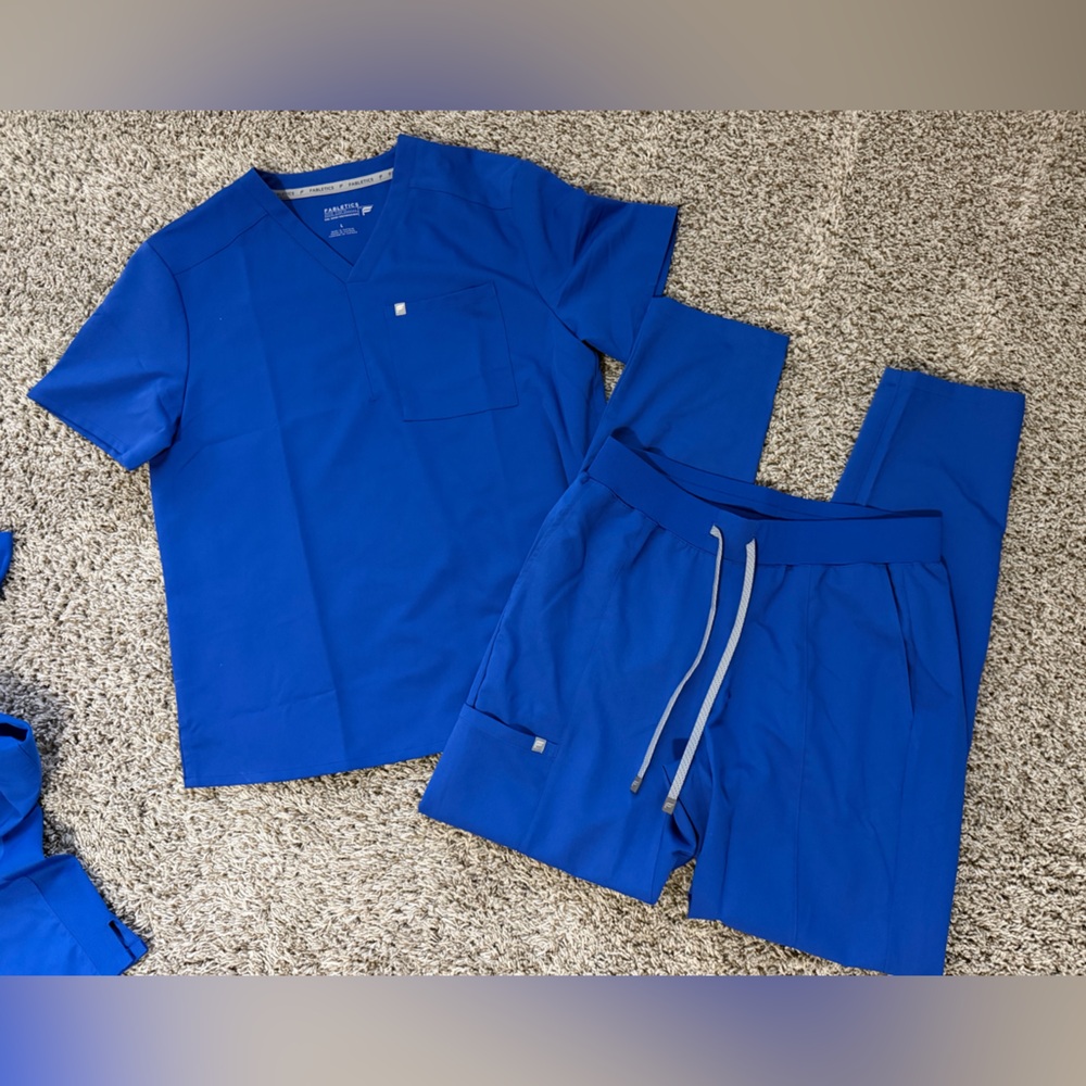Men’s Fabletics Scrub Set